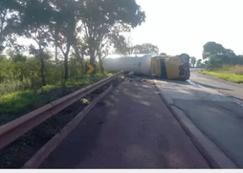 Boliviano se fere ao tombar caminhão que carregava gás GLP na BR-262