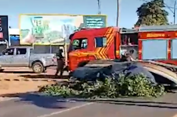 Motociclista de 24 anos colide em barco puxado por carro e morre em avenida