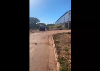 Corpo de bebê recém-nascido é encontrado dentro de mochila em terreno baldio