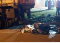 Homem de 30 anos morre ao colidir moto na traseira de caminhão parado
