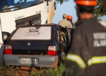 Duas pessoas morrem em colisão entre carro e caminhão na BR-262 a 50 KM da Capital