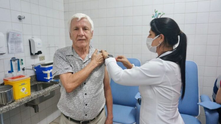 Prefeitura faz plantão de vacinação contra Covid-19 e Gripe em 3 unidades neste sábado