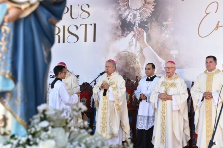 Avenidas da Capital ganharam cores dos tradicionais tapetes e feriado é apontado como o mais bonito, segundo arcebispo