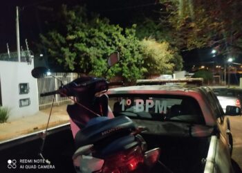 Menor é apreendido empurrando Biz que havia furtado de dentro de casa no Centro