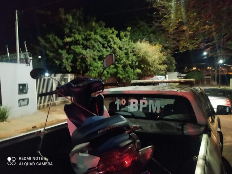 Menor é apreendido empurrando Biz que havia furtado de dentro de casa no Centro