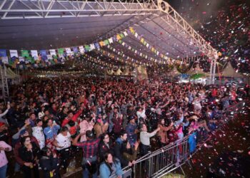 Mais de 5 mil pessoas prestigiaram Arraial durante o Dia dos Namorados com show gratuito