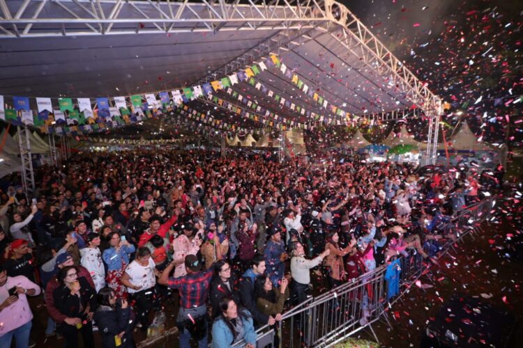 Mais de 5 mil pessoas prestigiaram Arraial durante o Dia dos Namorados com show gratuito