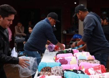 Prefeitura entrega centenas de cobertores para população vulnerável nos dias frios