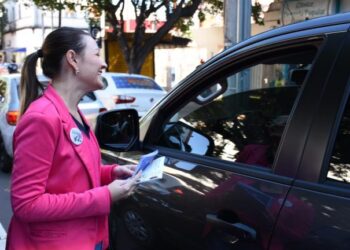 Panfletos da 6ª Semana Municipal AntiDrogas são entregues para os campo-grandenses