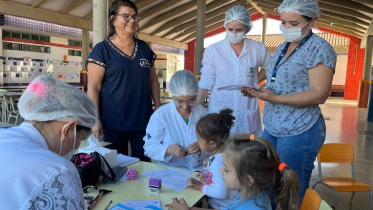 Na Capital, alunos da rede pública recebem atendimento pediátrico e multiprofissional na escola