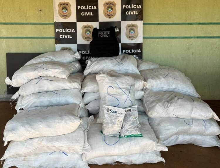 Polícia apreende meio milhão de reais em agrotóxicos transportados em Fiat Toro
