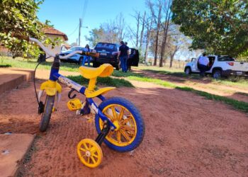 Mãe envia carta pelo filho à escola, é resgatada de cárcere privado e o marido preso