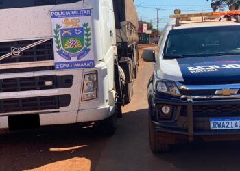 Caminhão roubado é interceptado pela PM, que frustra sequestro relâmpago do motorista