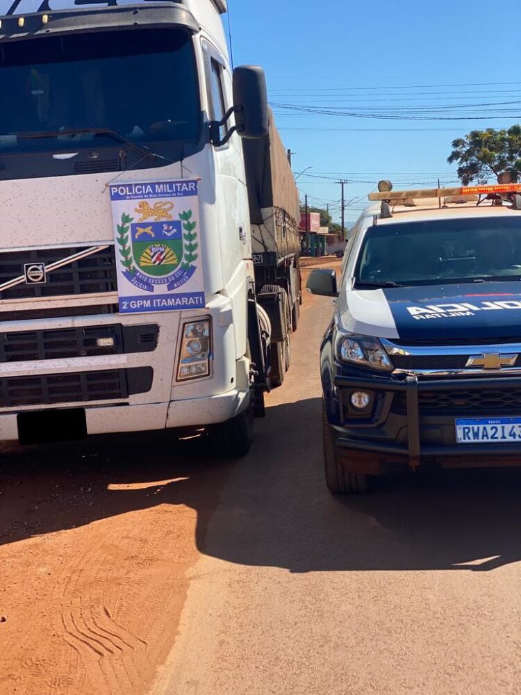 Caminhão roubado é interceptado pela PM, que frustra sequestro relâmpago do motorista