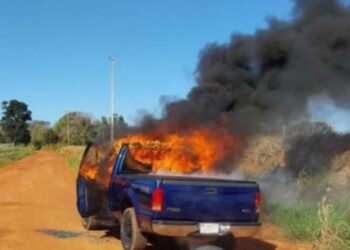 Homem é morto a tiros e carbonizado dentro da caminhonete na fronteira