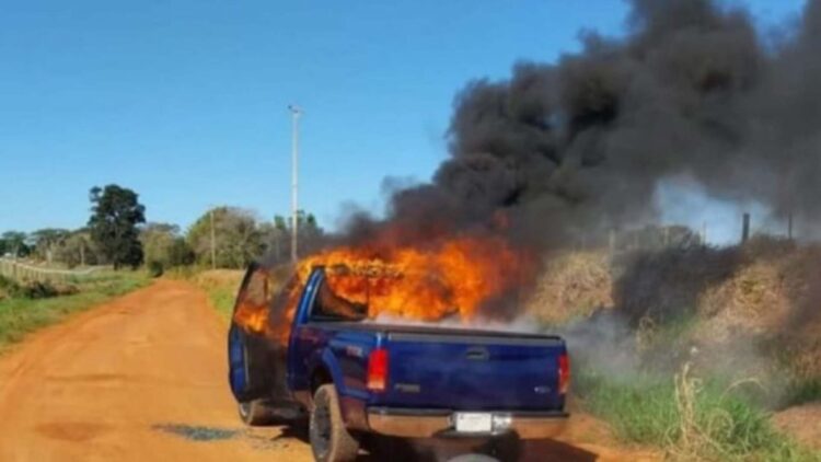 Homem é morto a tiros e carbonizado dentro da caminhonete na fronteira