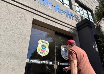 Jornalista denuncia agressões por policiais militares na frente dos filhos em em MS