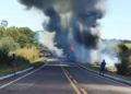Colisão entre caminhões-cegonha deixa um condutor morto carbonizado na MS-338