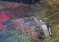 Motociclista morre ao colidir em caminhonete, que cai em ribanceira e fere condutor