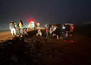 Ônibus cai em ribanceira, mulher morre e mais 28 passageiros ficam feridos em MS