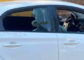 Passageira é esfaqueada 5 vezes por motorista de app, após brigar e quebrar vidros do carro