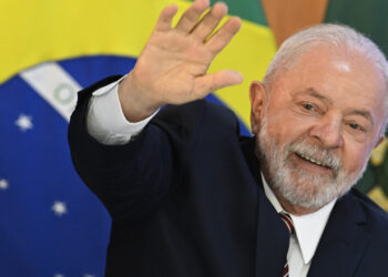Dando “abraços” ao Governo Lula, Senado aprova medida que reestrutura o Executivo