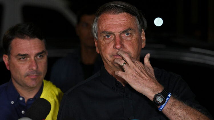Bolsonaro inelegível vai insistir em recursos e evitará lançar aliado para 2026