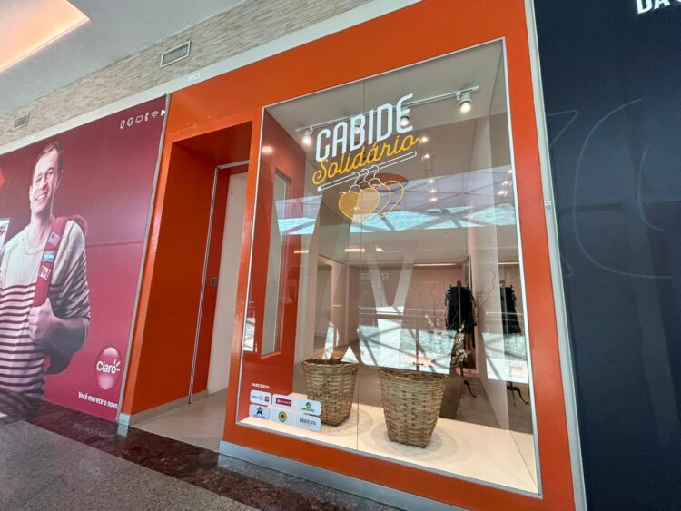 Shopping da Capital recebe doações de agasalhos em Cabide Solidário