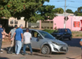 Condutor com sinais de estar bêbado colide em carro estacionado e se fere na Capital