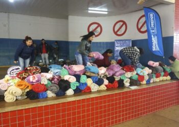 Moradores do Vida Nova recebem cobertores doados por empresários da Capital