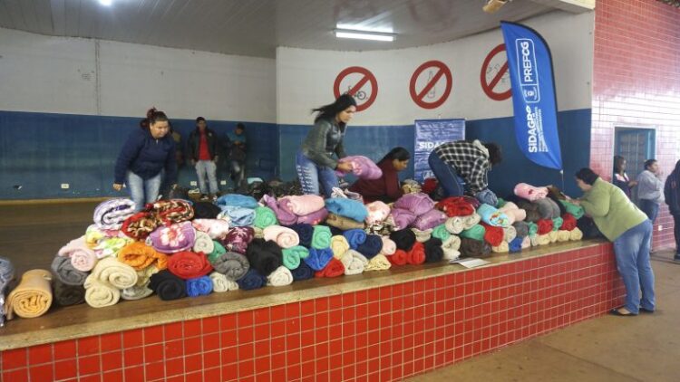 Moradores do Vida Nova recebem cobertores doados por empresários da Capital