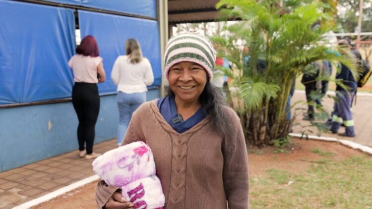Prefeitura realiza a entrega de cobertores a trabalhadores do programa de inclusão