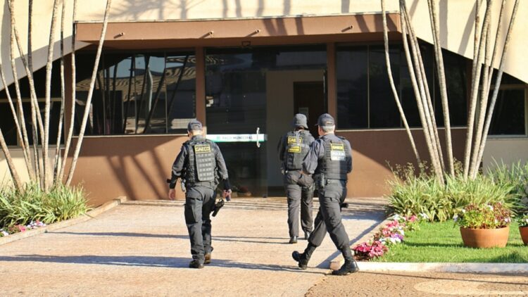 Gaeco prende servidor e empresários em esquema de fraude em licitações em Sidrolândia