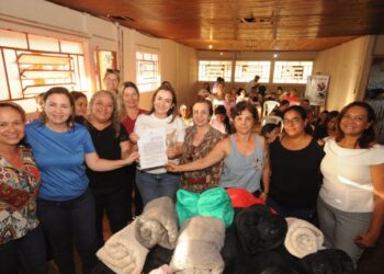 Prefeitura assina termo que autoriza trabalhos de associação de moradores