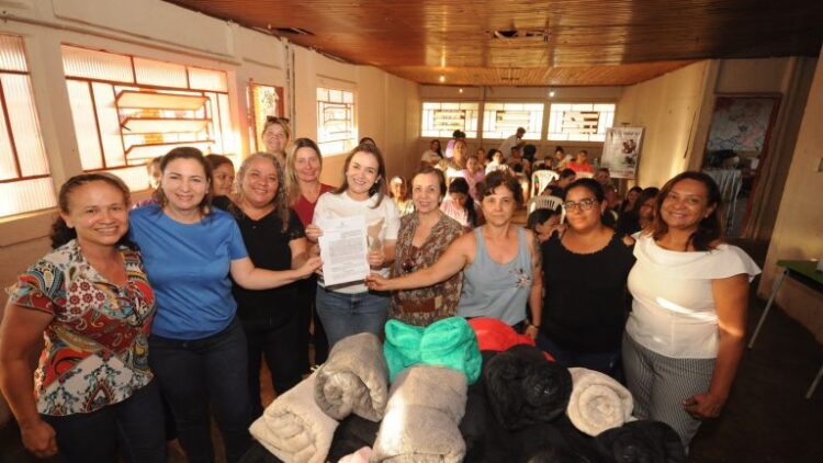 Prefeitura assina termo que autoriza trabalhos de associação de moradores