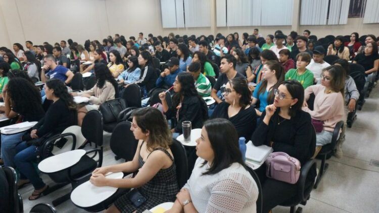 Edição itinerante do Programa Levanta Juventude atende 300 jovens em universidade