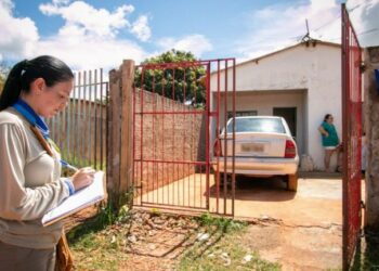 Agentes percorrem casas e comércios reforçando orientações sobre medidas de prevenção e combate à dengue