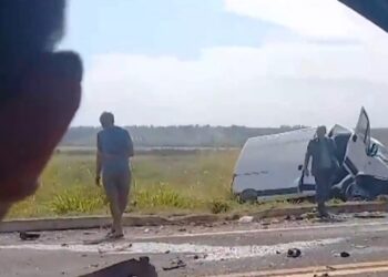 Condutor de Fiesta morre ao colidir de frente com van em ultrapassagem na Capital