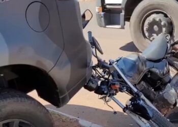 Imprudente e “azarento”, menor rampa quebra-molas e colide em viatura do Choque