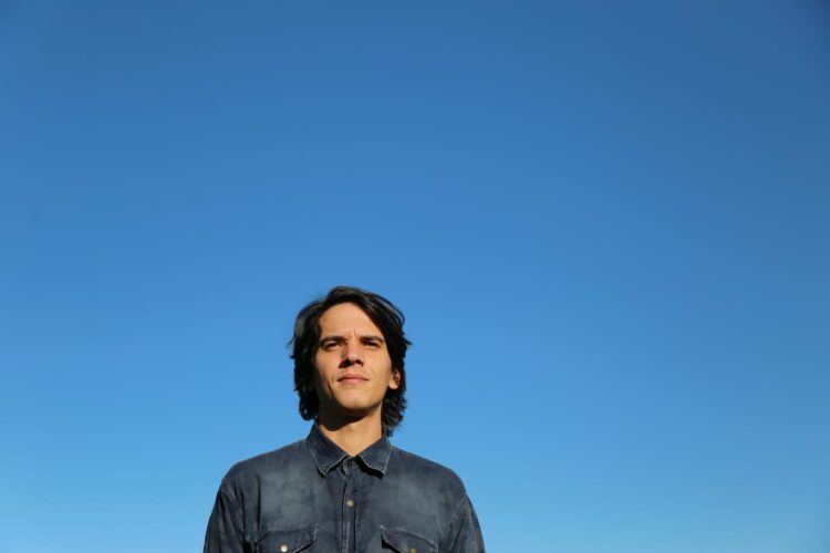 Léo Verão apresenta show solo e intimista na Estação Cultural Teatro do Mundo