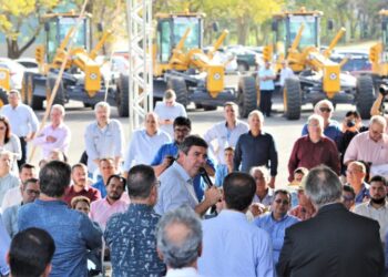 Governador entrega maquinários a 19 cidades para recuperar estradas e ajudar homem do campo