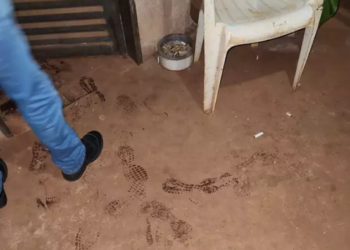 Homem é encontrado morto a golpes de faca e assassino deixa pegadas de sangue