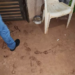 Homem é encontrado morto a golpes de faca e assassino deixa pegadas de sangue