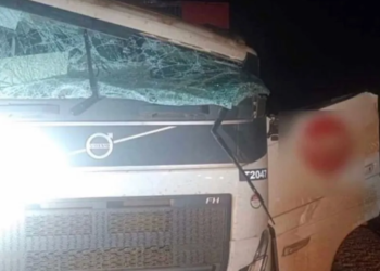 Tora de madeira se desprende e atinge cabine de outra carreta matando o condutor