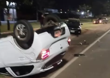 Condutor de Onix ultrapassa, colide em carro e capota, à polícia diz que bebeu