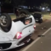 Condutor de Onix ultrapassa, colide em carro e capota, à polícia diz que bebeu