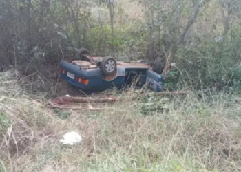 Veículo capota com casal de idosos e eles ficam feridos na BR-376