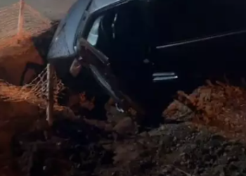 Homem esfaqueia idoso em bar, foge e é preso, após cair com o carro em buraco