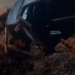 Homem esfaqueia idoso em bar, foge e é preso, após cair com o carro em buraco