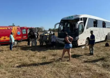 Condutor de ônibus morre, após peça de carro se soltar e o atingir na BR-262